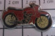 615D Pin's Pins / Beau Et Rare / MOTOS / PETITE MOTO ROUGE RETRO ANNEES 60/70 - Motos