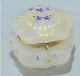 Delcampe - -ANCIENNE SUPERBE BOITE BONBONNIERE VERRE OPAQUE FLEURS EMAILLEES VIOLETTES      E - Dozen