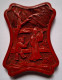 ART - CHINE - PLAQUETTE - ROUGE CINABRE - ENSEIGNEMENT - PROFESSEUR ET SON ELEVE - DIMENSIONS : 70 Mm X 45 Mm - Asiatische Kunst