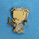 1 PIN'S /  ** LOONEY TUNES " PORKY " AVEC SA BOUGIE / WARNER BROS ** . (Démons & Merveilles ™ Warner Bros INC) - Films