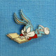 1 PIN'S /  ** LOONEY TUNES BABY / BUNNY EN PLEINE LECTURE ** . (Démons & Merveilles ™ & © 1991 Warner Bros INC).  - Kino