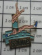 615c Pin's Pins / Beau Et Rare / THEME : SPORTS / ATHLETISME EAU MINERALE SAUT EN LONGUEUR ST YORRE - Atletica