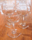 Delcampe - -3 GRANDS VERRES BALLON à PIEDS En VERRE Avec Fine FRISE Gravée  Déco 1950/60    E - Glas & Kristall