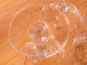 Delcampe - -3 GRANDS VERRES BALLON à PIEDS En VERRE Avec Fine FRISE Gravée  Déco 1950/60    E - Glas & Kristall