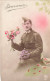 FANTAISIES - Souvenir - Un Militaire Tenant Un Bouquet De Fleurs - Colorisé - Carte Postale Ancienne - Hombres