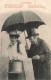 COUPLES - Le Parapluie - Homme Aidant Une Femme - Carte Postale Ancienne - Koppels