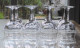 Delcampe - -12 VERRES BALLON à PIEDS En VERRE Avec Fine FRISE Gravée  Déco TABLE 1950/60     E - Glas & Kristall
