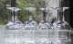 Delcampe - -12 VERRES BALLON à PIEDS En VERRE Avec Fine FRISE Gravée  Déco TABLE 1950/60     E - Verre & Cristal