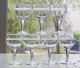 Delcampe - -7 VERRES BALLONS à PIEDS En VERRE Avec Fine FRISE Gravée  Déco TABLE 1950/60     E - Glas & Kristall