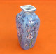 Vase De Forme Carrée  Porcelaine Asiatique à Décor D' Oiseaux Branchés / Fleurs De Lotus - Jarrones