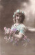 FANTAISIES - Une Fille Tenant Un Bouquet De Fleurs - Colorisé - Carte Postale Ancienne - Femmes