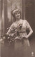 FANTAISIES - Une Fille Tenant Un Bouquet De Fleurs - Colorisé - Carte Postale Ancienne - Frauen