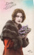 FETES ET VOEUX - Nouvel An - Une Femme Avec Un Manteau Tenant Un Bouquet De Fleurs - Colorisé - Carte Postale Ancienne - Nouvel An