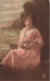 FANTAISIES - Une Femme Assise Tenant Une Fleur - Colorisé - Carte Postale Ancienne - Frauen