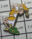 513f Pin's Pins / Beau Et Rare / BD / DESSIN ANIME OLIVE OIL FIANCEE DE POPEYE JOUANT AU GOLF - Golf