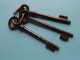 3 X Sleutel / Old Keys / Clé / Schlüssel / Llave ( Zie / Voir / See > DETAIL > SCANS ) Total +/- 85 Gram / L 10,5 Cm. - Ironwork