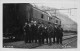 TOP - SUISSE - UR - URI - ERSTFELD - Carte Photo 21 Octobre 1923 - Groupe D'hommes Devant Un Train - (Sui-190) - Erstfeld