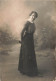MODE - Femme à Jupe Noire - Carte Postale Ancienne - Fashion