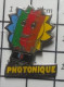 1517 Pin's Pins / Beau Et Rare / PHOTOGRAPHIE / ARC EN CIEL SOLEIL APPAREIL PHOTO PHOTONIQUE - Fotografie