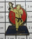 1517 Pin's Pins / Beau Et Rare / SPORTS / JUDO KARATE CLUB - Judo