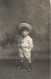 ENFANT - Petit Garçon Portant Un Chapeau Debout - Mains Dans Les Poches - Carte Postale Ancienne - Autres & Non Classés