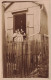 FANTAISIE - Femmes - Une Femme Et Ses Filles à La Fenêtre De Leur Appartement - Carte Postale Ancienne - Frauen