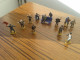 Lot De Personnages Et Banc Pour Circuit De Train Ou Diorama De Voitures 1/43 - Beeldjes