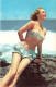 PIN-UPS - Femmes - Femme Seule Sur La Plage En Bikini - Carte Postale - Pin-Ups