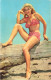 PIN-UPS - Femmes - Femme Seule Souriante Sur Une Plage - Carte Postale - Pin-Ups