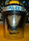 CASQUE POLICE OBSOLETE DES SERVICES D'INTERVENTION DU ROYAUME UNI , LE CASQUE EST EN  PLASTIQUE DUR , AVEC VISIERE  , T - Headpieces, Headdresses