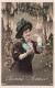 FANTAISIE - Femme - Bonne Année - Femme Avec Des Cadeaux - Chapeau - Carte Postale Ancienne - Frauen