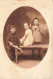 ENFANTS - Une Petite Fille Avec Ses Deux Frères - Carte Postale Ancienne - Grupo De Niños Y Familias