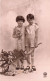 ENFANTS - Deux Enfants Avec Une Brouette Remplie De Fleurs - Carte Postale Ancienne - Autres & Non Classés