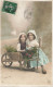 ENFANTS - Fillettes Avec Une Brouette Remplie De Fleurs - Déguisement - Carte Postale Ancienne - Autres & Non Classés