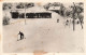 ALGERIE - Chréa - Vue Générale De La Place Du Génie En Hiver - Des Personnes Faisant Du Ski - Carte Postale Ancienne - Mannen