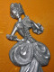 VINTAGE CADRE EN BOIS FEMME A L'EVENTAIL EN  ETAIN DANSEUSE / FOND EN FEUTRINE BE - Etains