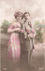 COUPLE - Un Couple Avec Des Bouquets De Fleurs - Bras Dessous - Carte Postale Ancienne - Paare