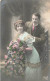 COUPLE - Un Couple Sur Une Rampe D'escalier - Bouquet De Fleurs - Carte Postale Ancienne - Paare