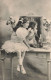 ENFANT- Fillette En Robe Blanche Assise Sur Une Coiffeuse - Carte Postale Ancienne - Andere & Zonder Classificatie