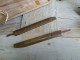 Delcampe - Anciens Outils Couteaux à Cuir L'Indispensable Bourrelier Bourrellerie - Ancient Tools