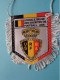 KONINKLIJKE BELGISCHE VOETBALBOND > FANION De FOOTBALL / VOETBAL (Pennant) WIMPEL (Drapeau) ( See Scan ) +/- 10 X 8 Cm.! - Bekleidung, Souvenirs Und Sonstige