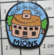 221 Pin's Pins / Beau Et Rare / ADMINISTRATIONS / ECOLE DU VILLAGE MIONS - Administrations