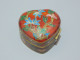 - PETITE BOITE A PILULES EMAUX Cloisonnés émail Forme COEUR Fond Rouge Vitrine  E - Scatole/Bauli