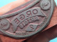 Stempel RECLAME " ORGE Artois 2 Louvain " Cachet ( Zie/voir SCANS ) +/- 3,5 X 7 Cm. ( Metaal Op Hout ) ! - Alcools