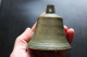 Petite Cloche Ancienne En Bronze - Campanas