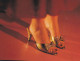 Delcampe - Postcardbook SHOES - 1998 - 28 IMAGES That Skip, Stride, And Strut Through SHOE HISTORY - Mode