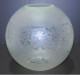 -GLOBE BOULE DE LAMPE A PETROLE VERRE OPAQUE FRISES FLEURS VOLUTE VERRE DEPOLI       E - Lantaarns & Kroonluchters