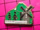 713L  Pin's Pins / Beau Et Rare / THEME : ADMINISTRATIONS / ECOLE DE COQUELLES MOULIN A VENT - Administration