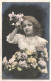 ENFANT - Fillette Avec Un Bouquet De Fleurs -  Robe Avec Col En Dentelle - Carte Postale Ancienne - Scene & Paesaggi