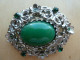 Broc-114  Belle Broche Métal Gris Griffée D'une Pierre Ovale Verte Et De Brillants Verts - Brochen